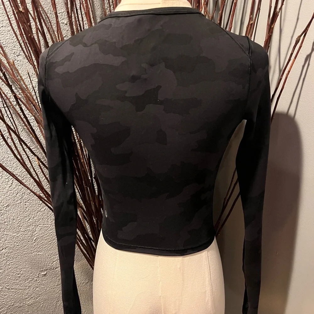 🌺LULULEMON WUNDER TRAIN BLACK CAMO CROPPED SHIRT SIZE 2🌺